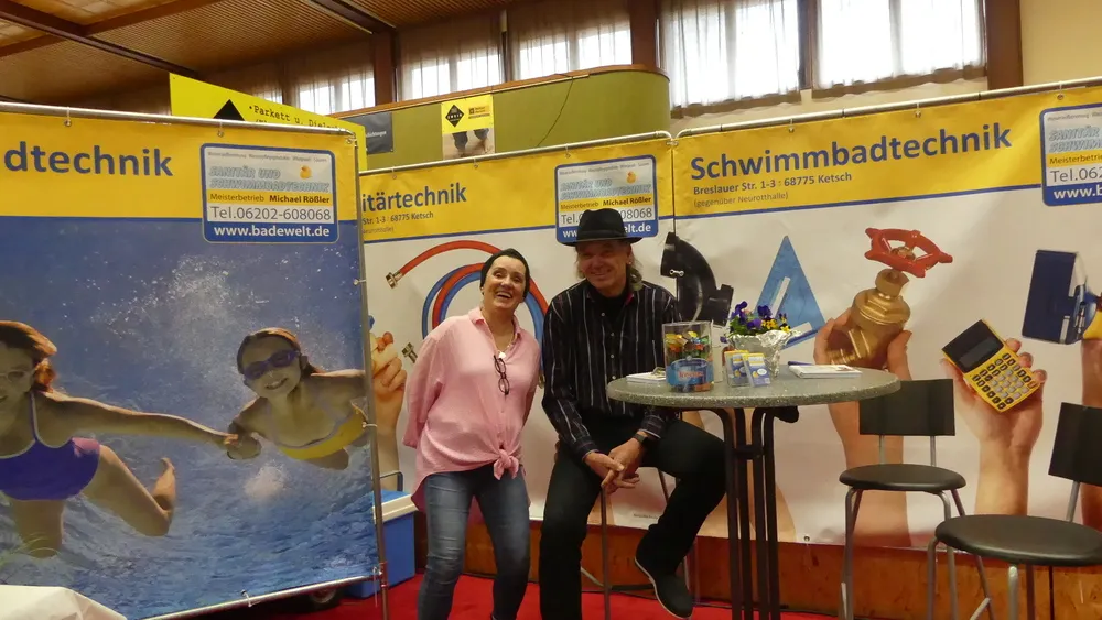 Stand der Badewelt mit Plakaten zur Sanitär- und Schwimmbadtechnik