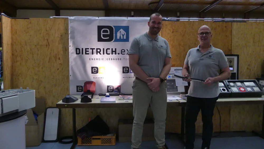Stand von DIETRICH.expert mit Banner und Ausstellungsstücken