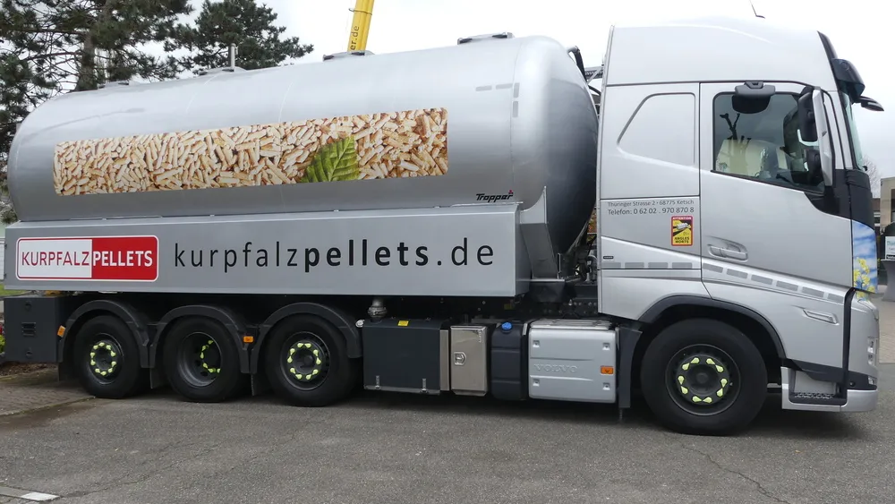 Tanklastwagen von Kurpfalz Pellets in der Seitenansicht