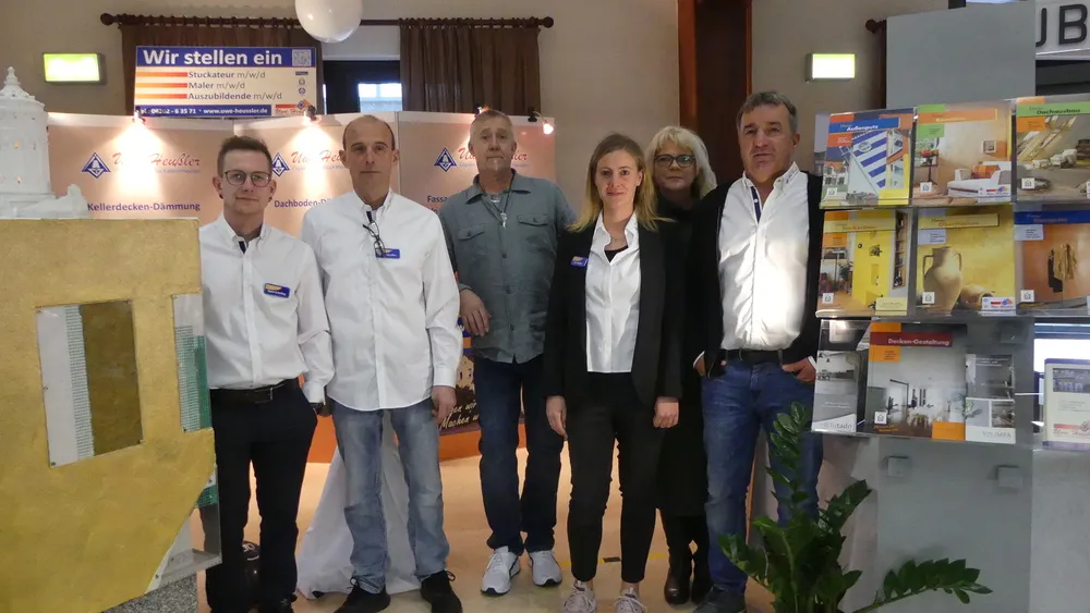 Sechs Personen am Stand von Uwe Heußler