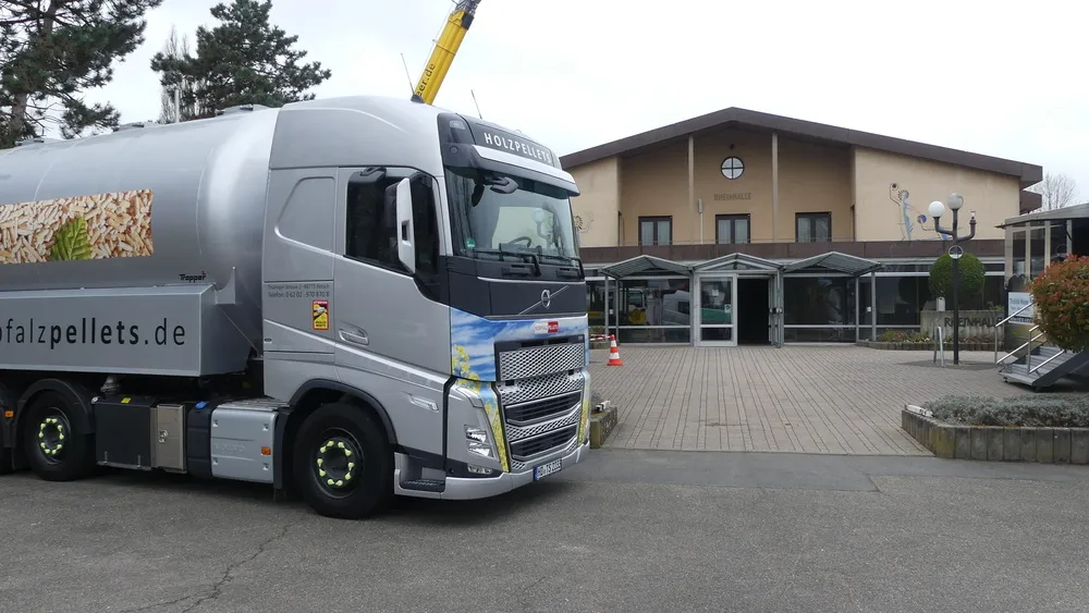 Silberner Tanklastwagen für Holzpellets vor der Rheinhalle