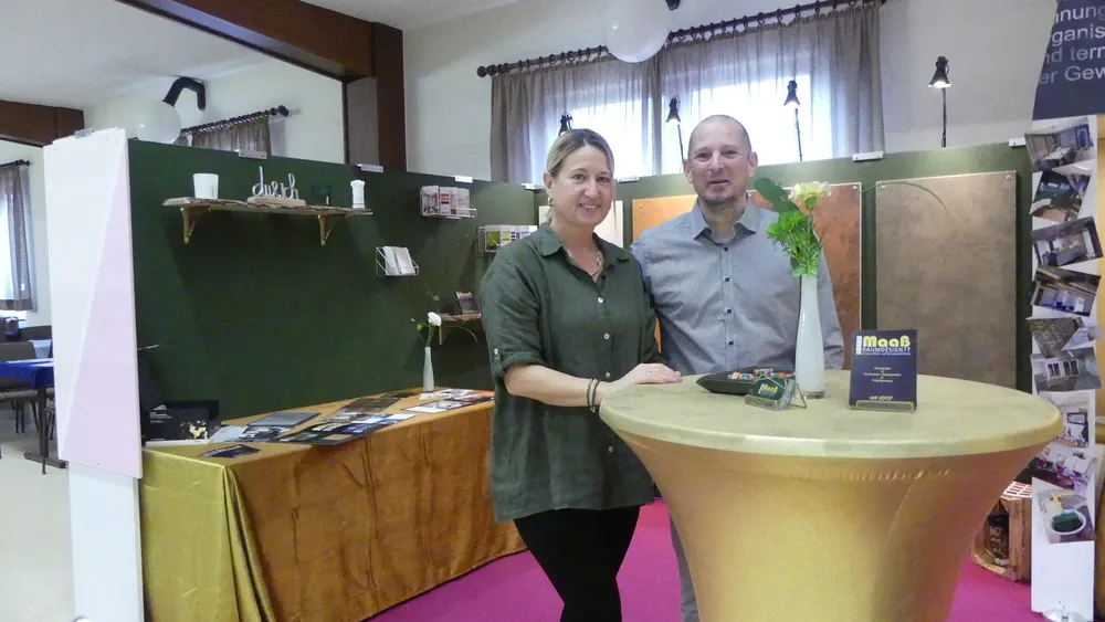 Zwei Personen am Stehtisch des Stands von Maaß Raumdesign 77