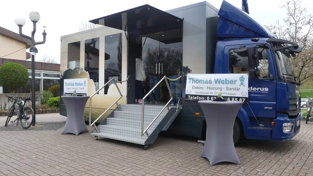Ausstellungslastwagen mit Treppe und Schildern von Thomas Weber