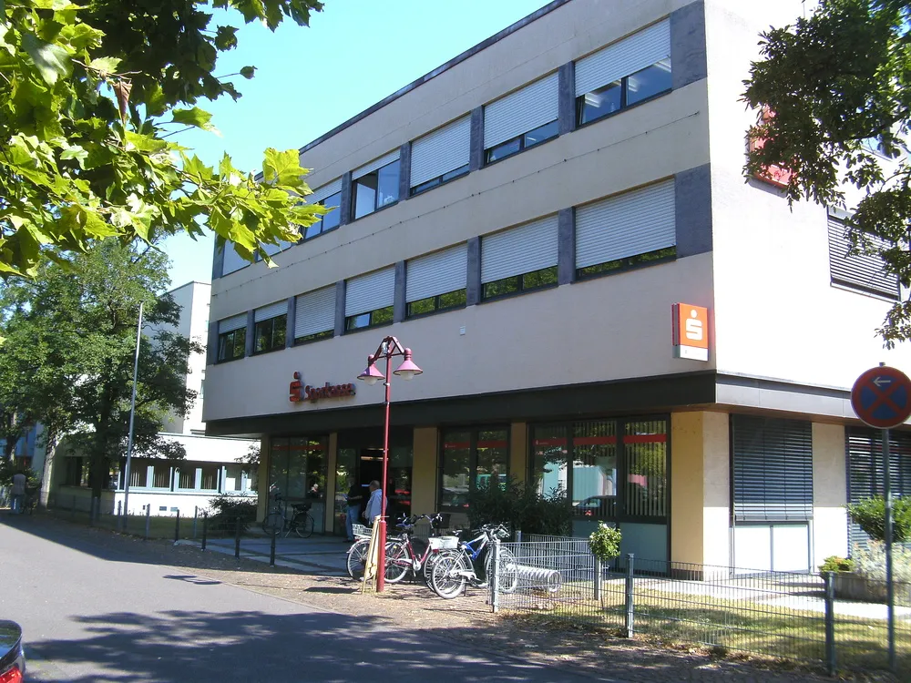 Geschäftsstelle der Sparkasse mit Fahrrädern vor dem Eingang