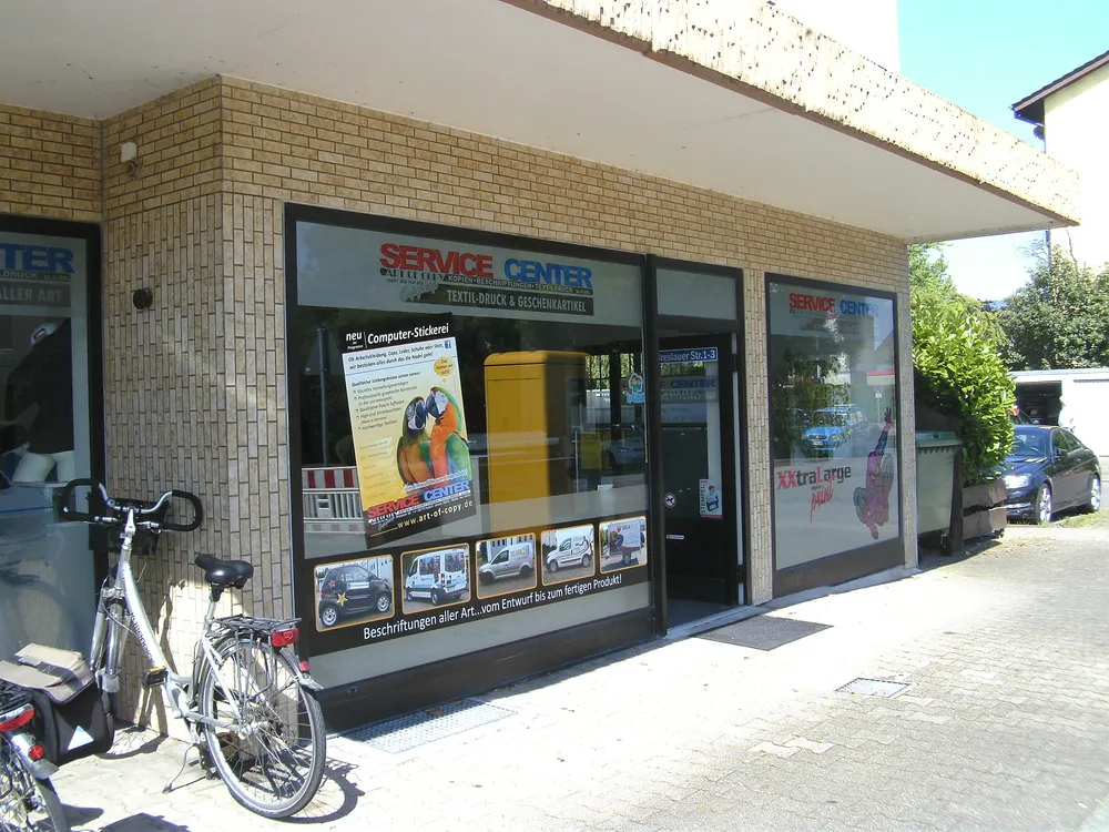 Service Center von Art of Copy mit beklebten Schaufenstern