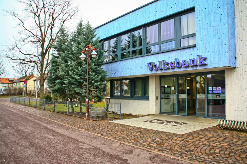 Filiale der Volksbank mit blauer Fassade