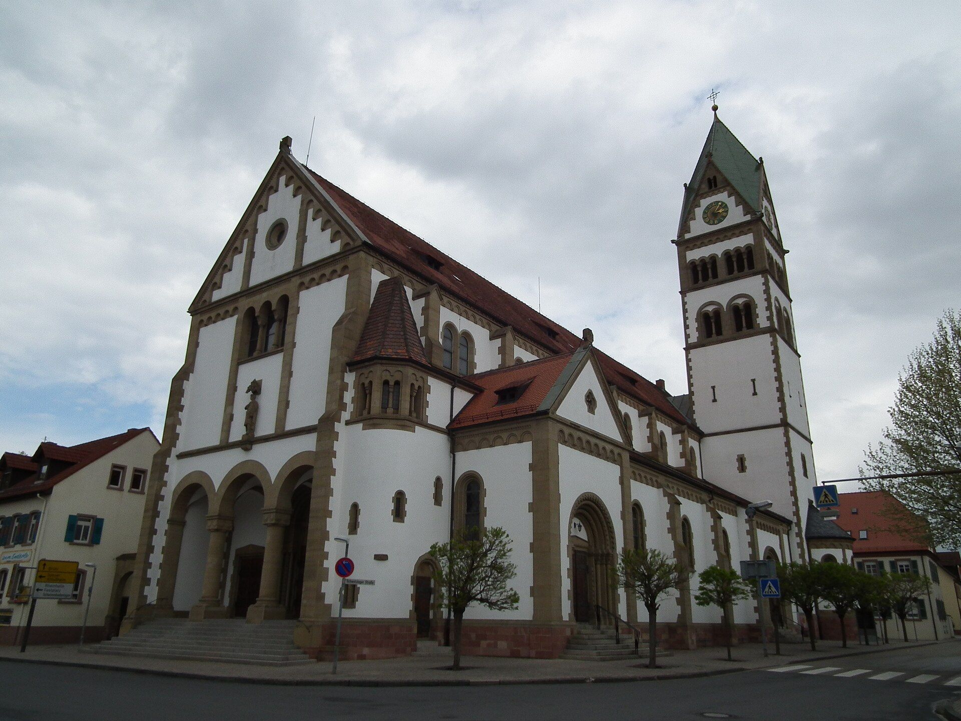 Die katholische Kirche Sankt Sebastian in Ketsch mit Hauptportal und Glockenturm